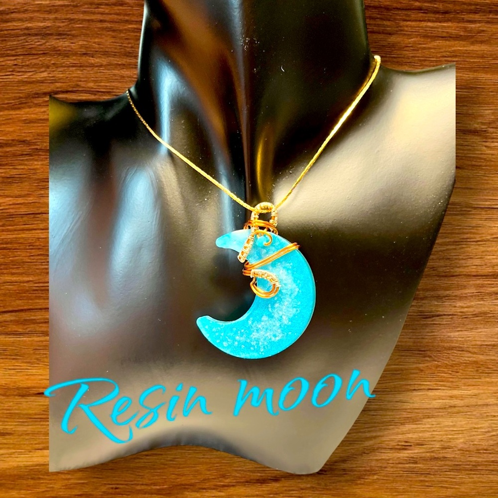 🌸💖stunning blue, copper and gold wrapped moon resin pendant